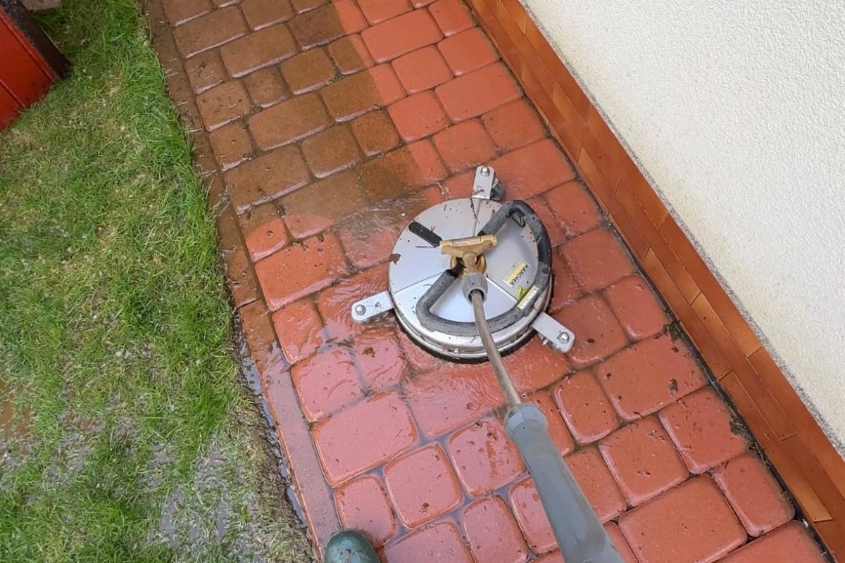 Usługa mycia kostki brukowej pokazane efekty mycia ciśnieniowego
